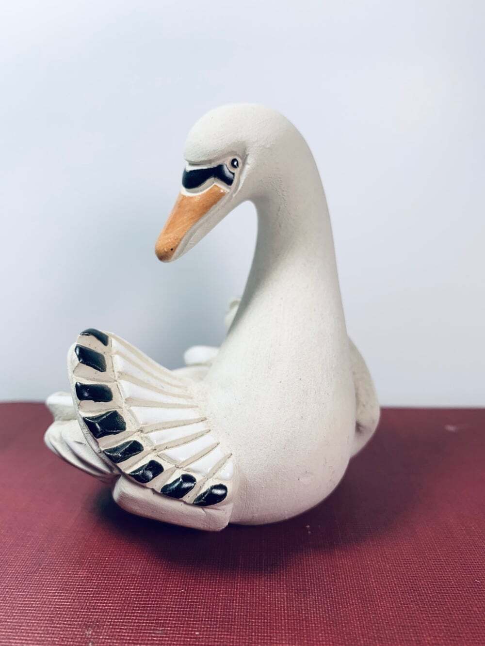Swan figurine statue